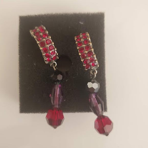 VTG Swarovski Half Hoop Pierced Earrings Deep Red Crystals and Beads Swan Signed - Picture 1 of 6